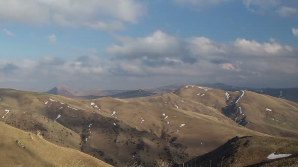 Rusia, timelapse. La formación y los movimientos de las nubes hasta las empinadas laderas de las montañas del Cáucaso Central . — Vídeos de Stock