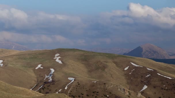 Rusia, timelapse. La formación y los movimientos de las nubes hasta las empinadas laderas de las montañas del Cáucaso Central . — Vídeos de Stock