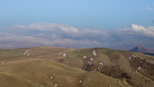 러시아, timelapse입니다. 형성 및 중앙 코 봉우리의 산들의 가파른 경사면까지 구름의 움직임. — 비디오