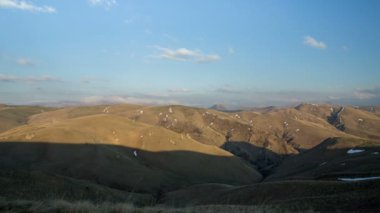 Rusya, timelapse. Oluşumu ve bulutlar kadar Merkezi Kafkasya zirvesinin Dağlarının yamaçları dik hareketleri.