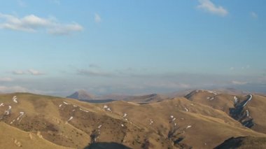 Rusya, timelapse. Oluşumu ve bulutlar kadar Merkezi Kafkasya zirvesinin Dağlarının yamaçları dik hareketleri.