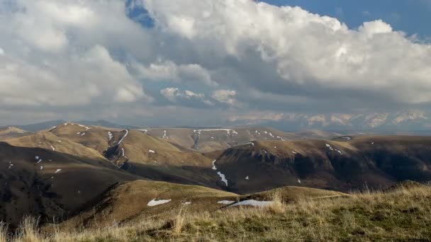 Rusia, timelapse. La formación y los movimientos de las nubes hasta las empinadas laderas de las montañas del Cáucaso Central . — Vídeo de stock