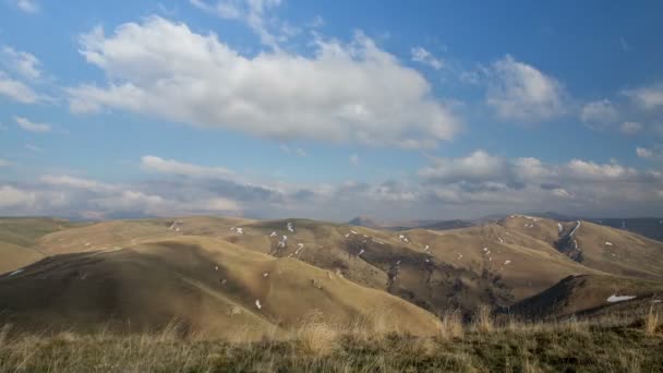 Russia, timelapse. La formazione e i movimenti delle nuvole fino ai ripidi pendii delle montagne del Caucaso centrale . — Video Stock