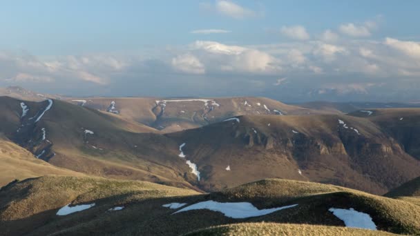 Rusia, timelapse. La formación y los movimientos de las nubes hasta las empinadas laderas de las montañas del Cáucaso Central . — Vídeo de stock