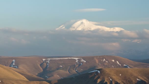 러시아, timelapse입니다. 형성 및 중앙 코 봉우리의 산들의 가파른 경사면까지 구름의 움직임. — 비디오