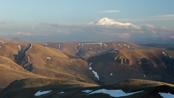 Rusland, timelapse. De vorming en verplaatsing van wolken tot de steile hellingen van de bergen van Centraal-Kaukasus pieken. — Stockvideo