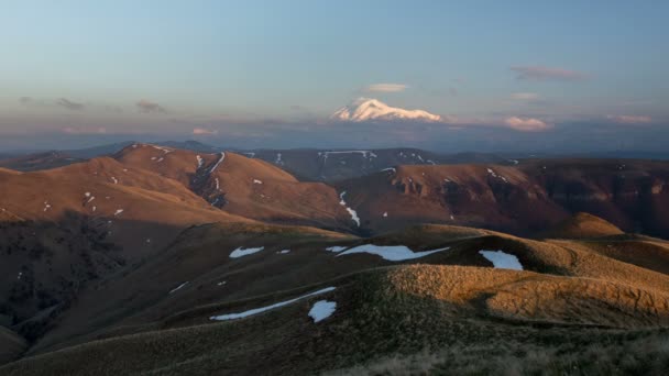 Rusia, TiLapse. Pembentukan dan pergerakan awan sampai ke lereng yang curam dari pegunungan Kaukasus Tengah memuncak . — Stok Video