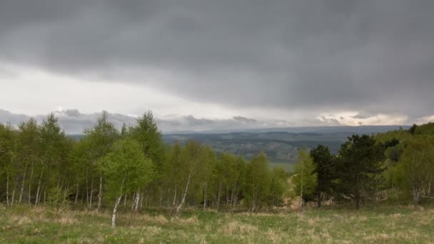 Russie, chronométrage. La formation et les mouvements des nuages jusqu'aux pentes abruptes des montagnes du Caucase central sommets .