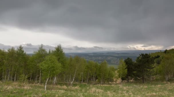 Rússia, cronologia. A formação e movimentos de nuvens até as encostas íngremes das montanhas do Cáucaso Central picos . — Vídeo de Stock