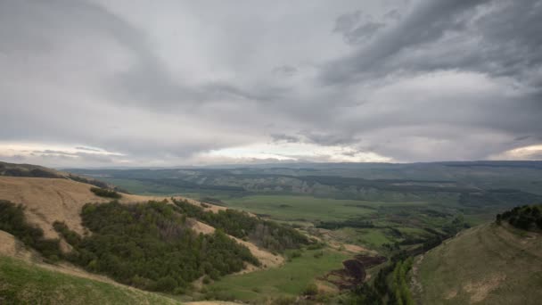 Rusland, timelapse. De vorming en verplaatsing van wolken tot de steile hellingen van de bergen van Centraal-Kaukasus pieken. — Stockvideo