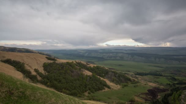 Rusland, timelapse. De vorming en verplaatsing van wolken tot de steile hellingen van de bergen van Centraal-Kaukasus pieken. — Stockvideo