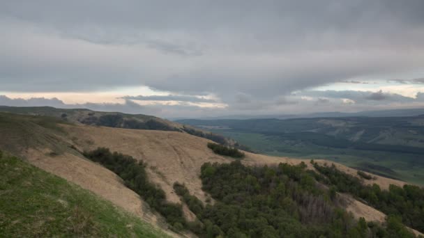 Oroszország, timelapse. A formáció és a felhők akár a meredek lejtőkön a hegyek csúcsai központi kaukázusi mozgalmak. — Stock videók