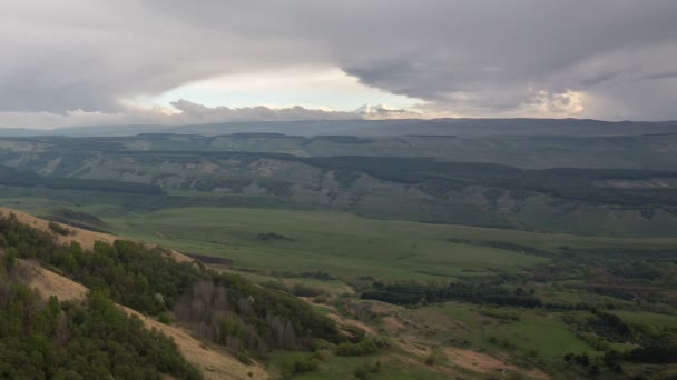 Rusia, timelapse. La formación y los movimientos de las nubes hasta las empinadas laderas de las montañas del Cáucaso Central . — Vídeos de Stock