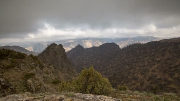 Ρωσία, timelapse. Το σχηματισμό και τις κινήσεις των νεφών μέχρι τις απότομες πλαγιές των βουνών της Κεντρικής Καύκασο κορυφές. — Αρχείο Βίντεο