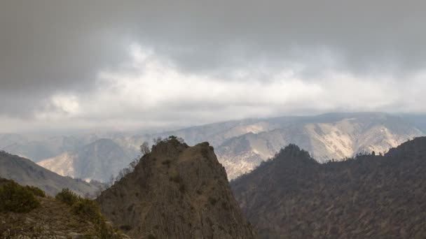 俄罗斯，游戏中时光倒流。形成和运动的中央高加索峰山的陡峭山坡的云. — 图库视频影像