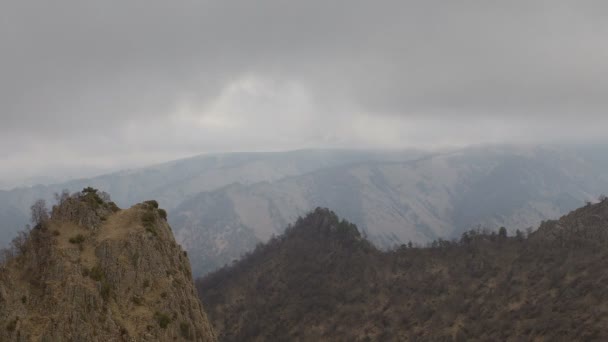 Rusland, timelapse. De vorming en verplaatsing van wolken tot de steile hellingen van de bergen van Centraal-Kaukasus pieken. — Stockvideo