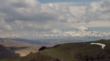Rusya, timelapse. Oluşumu ve bulutlar kadar Merkezi Kafkasya zirvesinin Dağlarının yamaçları dik hareketleri.