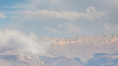 Rusya, timelapse. Oluşumu ve bulutlar kadar Merkezi Kafkasya zirvesinin Dağlarının yamaçları dik hareketleri.