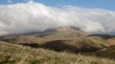 Rusya, timelapse. Oluşumu ve bulutlar kadar Merkezi Kafkasya zirvesinin Dağlarının yamaçları dik hareketleri.
