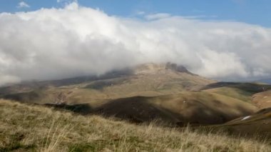 Rusya, timelapse. Oluşumu ve bulutlar kadar Merkezi Kafkasya zirvesinin Dağlarının yamaçları dik hareketleri.