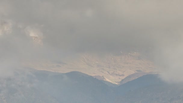 ロシア、タイムラプス。形成と中央コーカサスのピークの山の斜面に雲の動き. — ストック動画