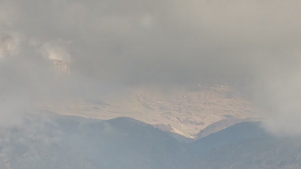 Rusland, timelapse. De vorming en verplaatsing van wolken tot de steile hellingen van de bergen van Centraal-Kaukasus pieken. — Stockvideo