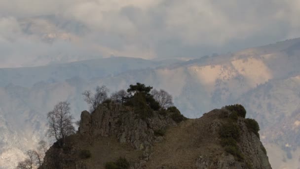 러시아, timelapse입니다. 형성 및 중앙 코 봉우리의 산들의 가파른 경사면까지 구름의 움직임. — 비디오