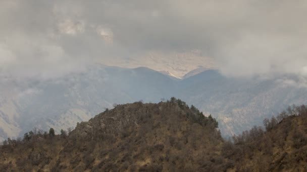 俄罗斯，游戏中时光倒流。形成和运动的中央高加索峰山的陡峭山坡的云. — 图库视频影像