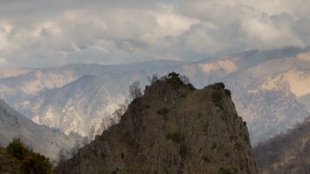 俄罗斯，游戏中时光倒流。形成和运动的中央高加索峰山的陡峭山坡的云. — 图库视频影像