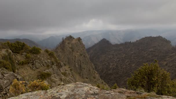 Rusia, timelapse. La formación y los movimientos de las nubes hasta las empinadas laderas de las montañas del Cáucaso Central . — Vídeo de stock