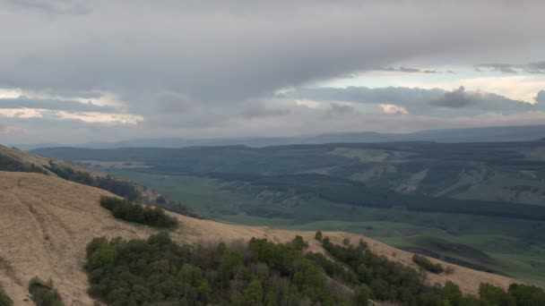 Rusia, timelapse. La formación y los movimientos de las nubes hasta las empinadas laderas de las montañas del Cáucaso Central . — Vídeo de stock