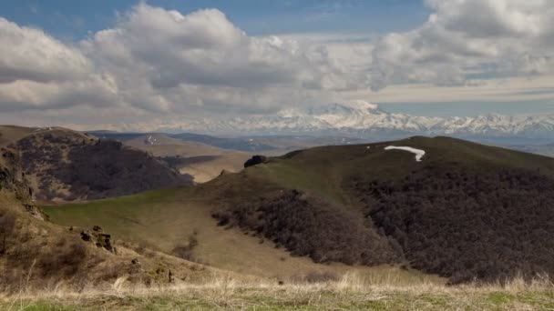 Rússia, cronologia. A formação e movimentos de nuvens até as encostas íngremes das montanhas do Cáucaso Central picos . — Vídeo de Stock