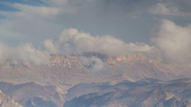 Rosja, timelapse. Formacji i przemieszczania się chmur do stromych zboczach gór szczyty Kaukazu Central. — Wideo stockowe