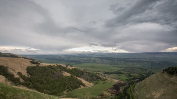 Oroszország, timelapse. A formáció és a felhők akár a meredek lejtőkön a hegyek csúcsai központi kaukázusi mozgalmak. — Stock videók