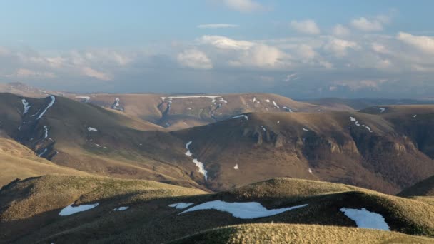 Rusia, timelapse. La formación y los movimientos de las nubes hasta las empinadas laderas de las montañas del Cáucaso Central . — Vídeo de stock