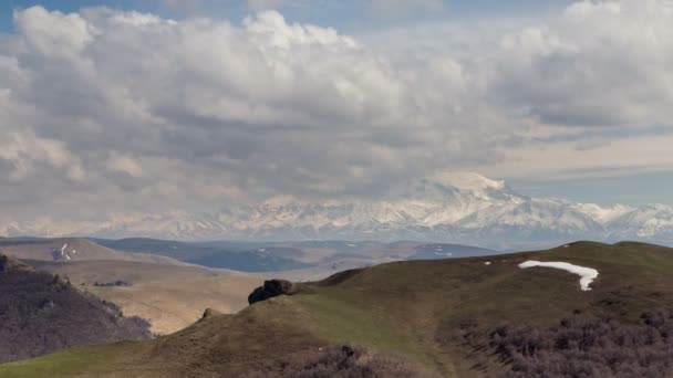 Rusia, timelapse. La formación y los movimientos de las nubes hasta las empinadas laderas de las montañas del Cáucaso Central . — Vídeo de stock