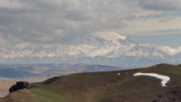 Russia, timelapse. La formazione e i movimenti delle nuvole fino ai ripidi pendii delle montagne del Caucaso centrale . — Video Stock