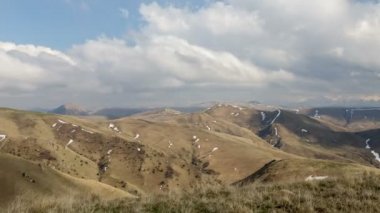 Rusya, timelapse. Oluşumu ve bulutlar kadar Merkezi Kafkasya zirvesinin Dağlarının yamaçları dik hareketleri.