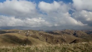 Rusya, timelapse. Oluşumu ve bulutlar kadar Merkezi Kafkasya zirvesinin Dağlarının yamaçları dik hareketleri.