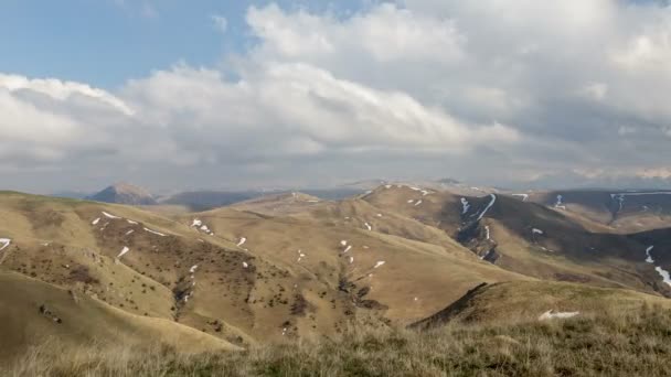 Ryssland, timelapse. Bildning och rörelser av moln upp till de branta sluttningarna av bergen i centrala Kaukasus toppar. — Stockvideo