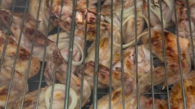 Hazırlanması üzerinde piknik için açık havada ateş et kavrulmuş ve rahatla.