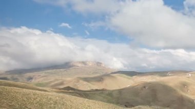 Oluşumu ve bulutlar kadar Merkezi Kafkasya zirvesinin Dağlarının yamaçları dik hareketleri.
