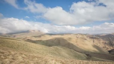 Oluşumu ve bulutlar kadar Merkezi Kafkasya zirvesinin Dağlarının yamaçları dik hareketleri.
