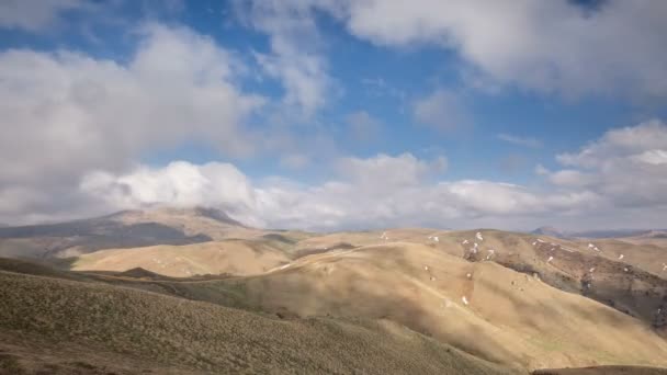 La formación y los movimientos de las nubes hasta las empinadas laderas de las montañas del Cáucaso Central . — Vídeo de stock