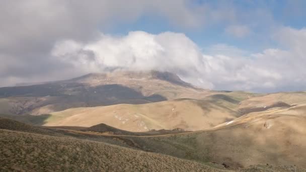 La formación y los movimientos de las nubes hasta las empinadas laderas de las montañas del Cáucaso Central . — Vídeo de stock