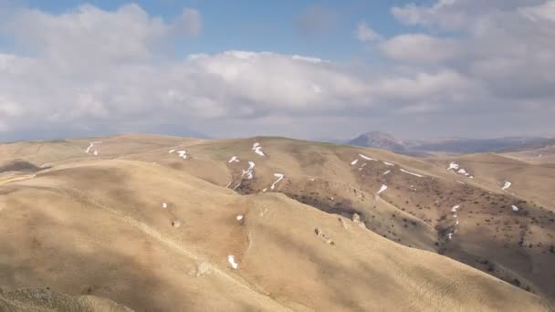 De vorming en verplaatsing van wolken tot de steile hellingen van de bergen van Centraal-Kaukasus pieken. — Stockvideo