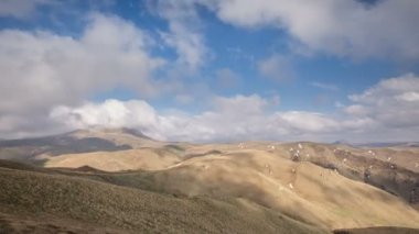 Oluşumu ve bulutlar kadar Merkezi Kafkasya zirvesinin Dağlarının yamaçları dik hareketleri.