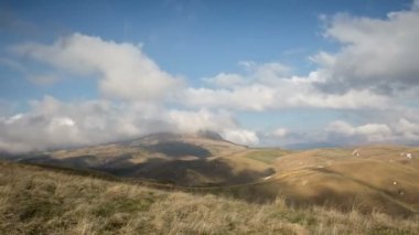 Oluşumu ve bulutlar kadar Merkezi Kafkasya zirvesinin Dağlarının yamaçları dik hareketleri.