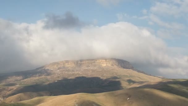 La formación y los movimientos de las nubes hasta las empinadas laderas de las montañas del Cáucaso Central . — Vídeo de stock