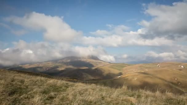 การก่อตัวและการเคลื่อนไหวของเมฆขึ้นไปบนเนินเขาสูงชันของภูเขาของยอดเขา Caucasus กลาง . — วีดีโอสต็อก